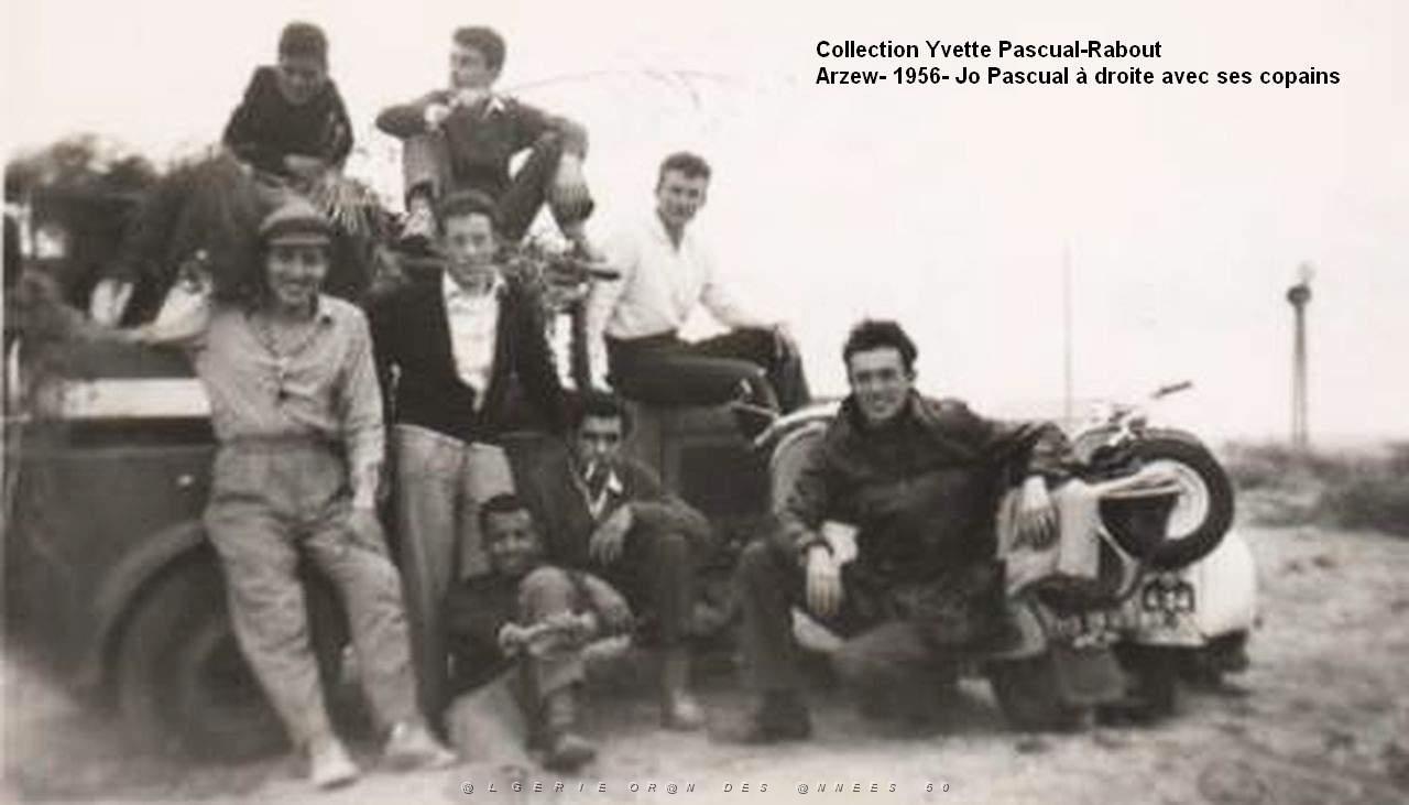 Oran SDV- 4856- ARZEW Jo PASCUAL assis a droite sur scoot et amis 1956.jpg